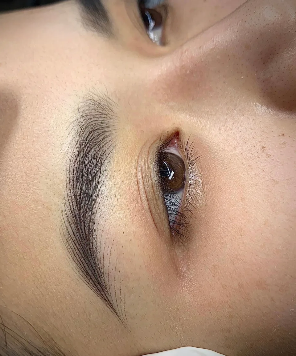 Hyperrealistic Hairstroke Brows — Chân mày sợi siêu thực